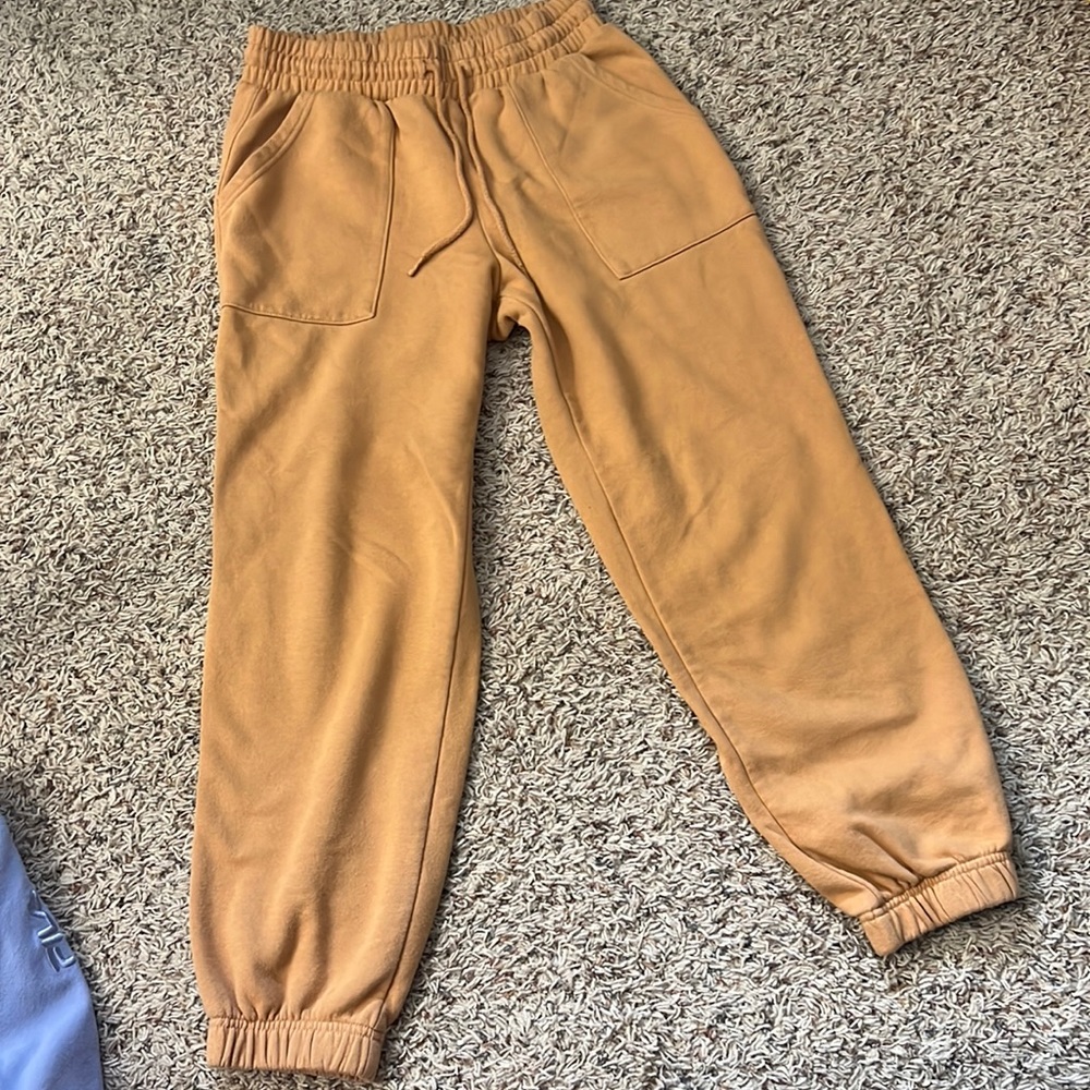 Lightly worn sweatpants. Size small
